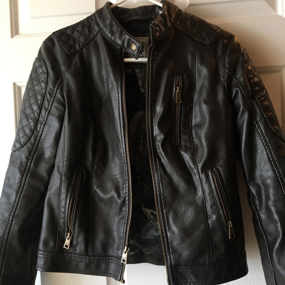 🏍 Faux leather moto jacket!